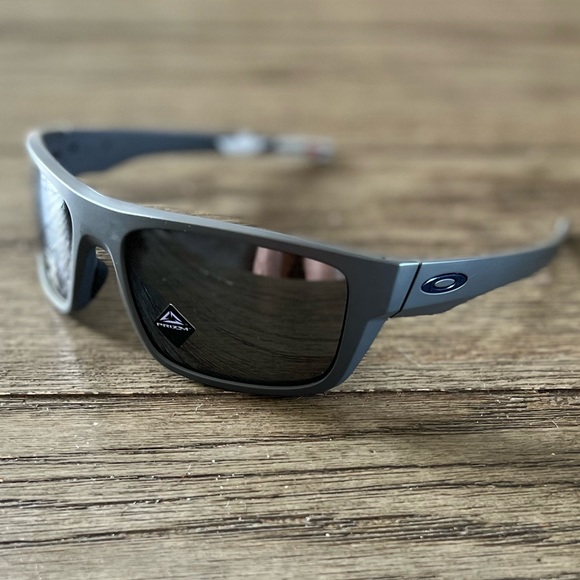 SOLD—Drop Point Armed Forces Collection Oakley Sunglasses NWT • Dark grey frame - Picture 2 of 9